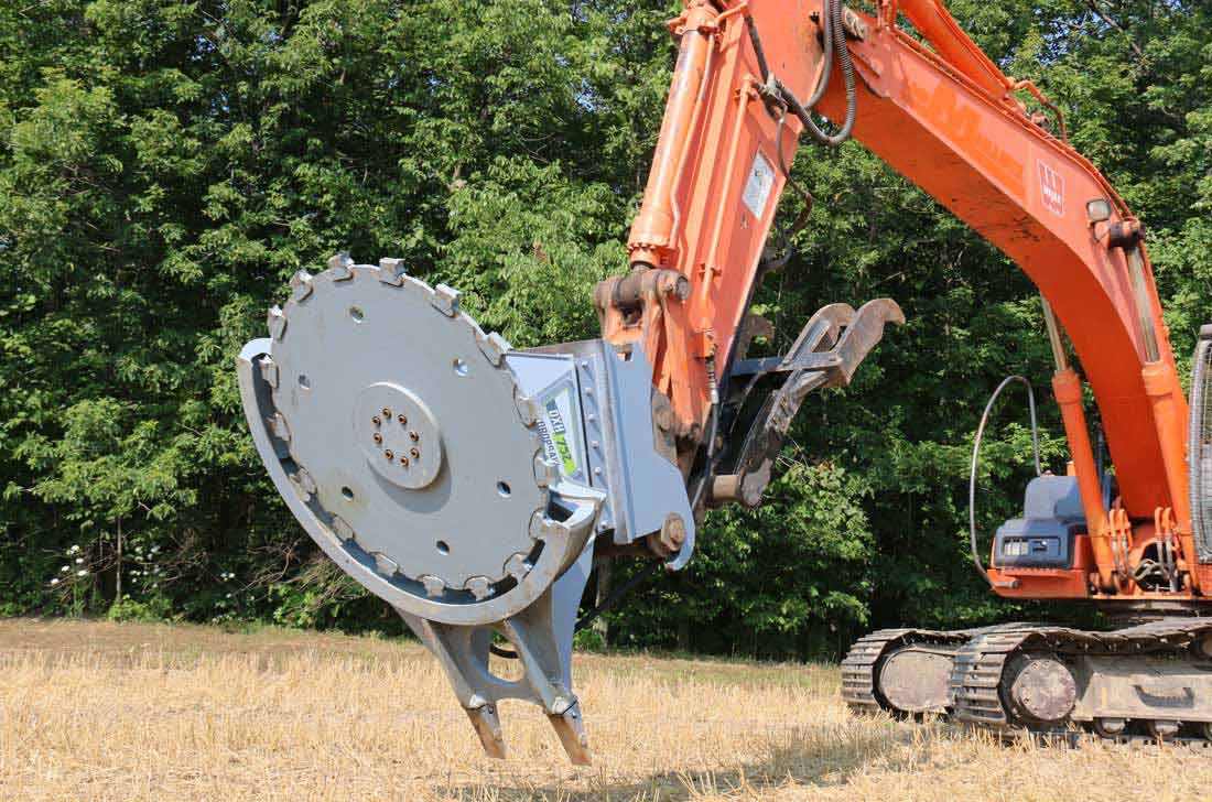 Excavator mounted tree saw