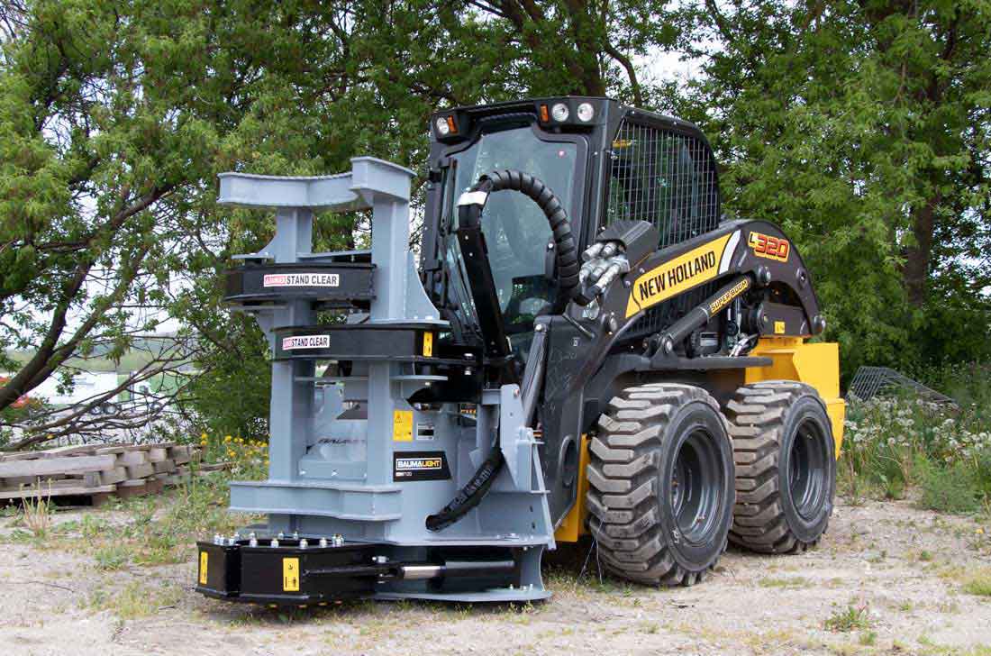 Treehear Baumalight sur une chargeuse compacte New Holland