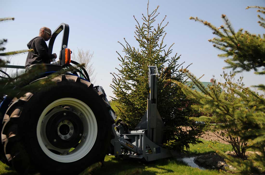 Baualight tree spade on tractor