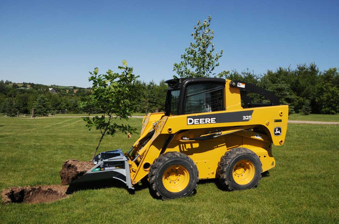 Louchet à arbre Baumalight sur chargeur compact pour motte racinaire de 28 pouces de diamètre