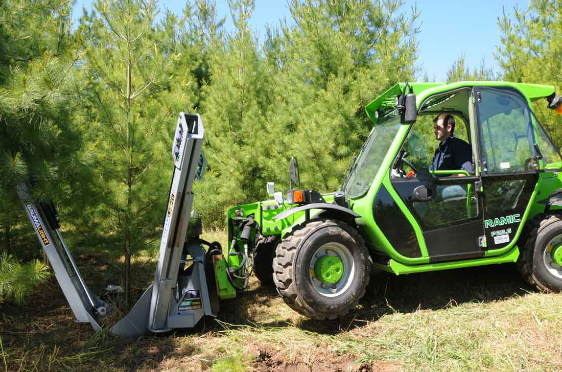 Creusage à l’aide d’une bêche à arbre Baumalight 30 pouces sur chargeur compact