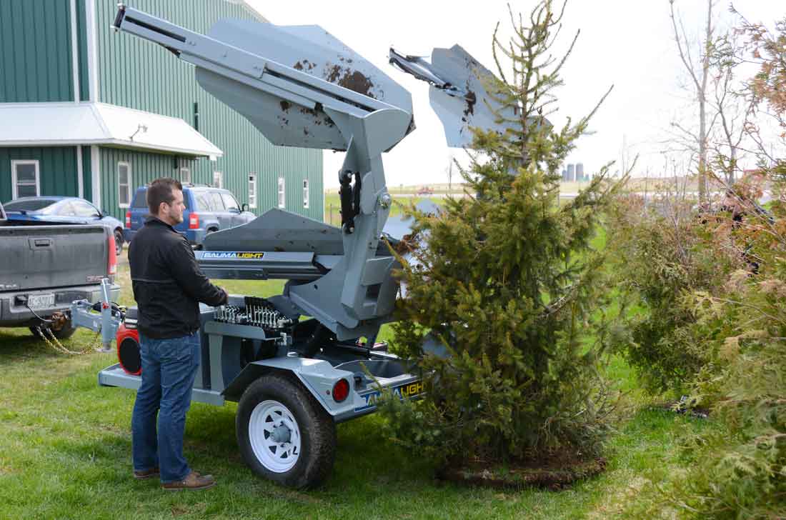 Bêche à arbre Baumalight 40 pouces montée sur remorque