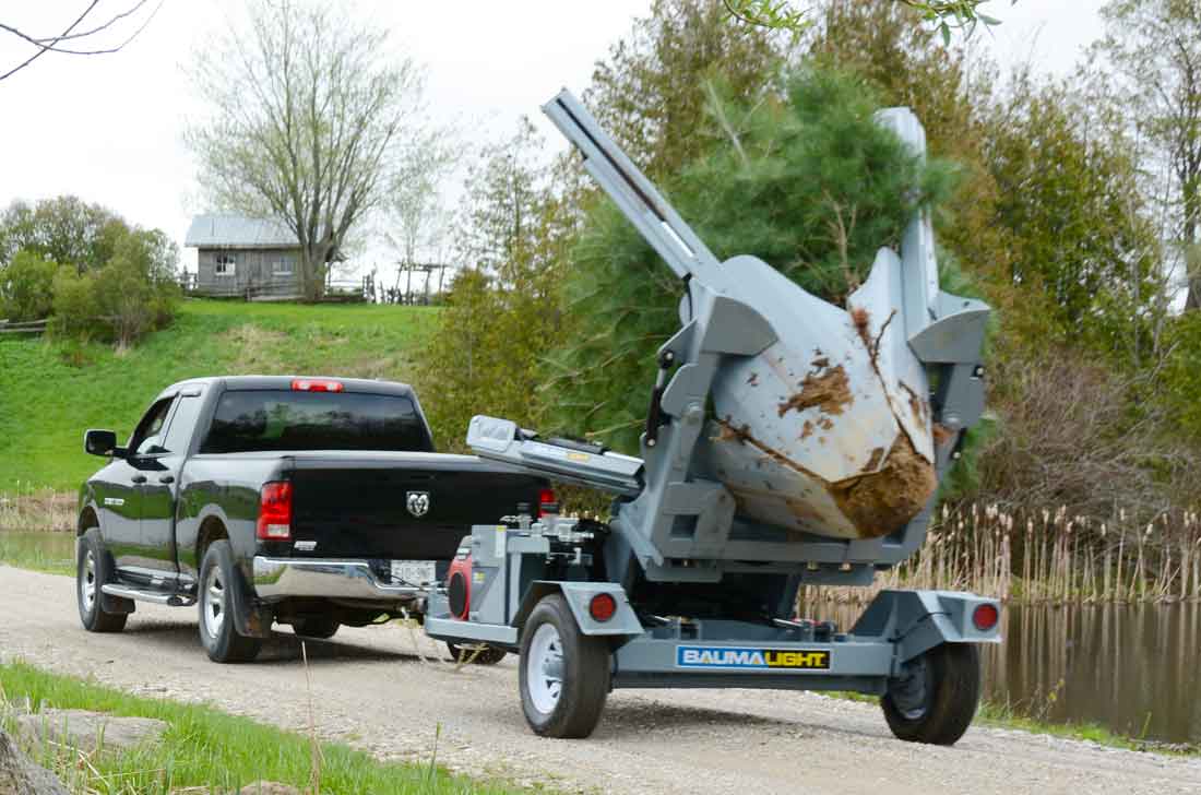 Bêche à arbre Baumalight TR440 montée sur remorque déplaçant un arbre