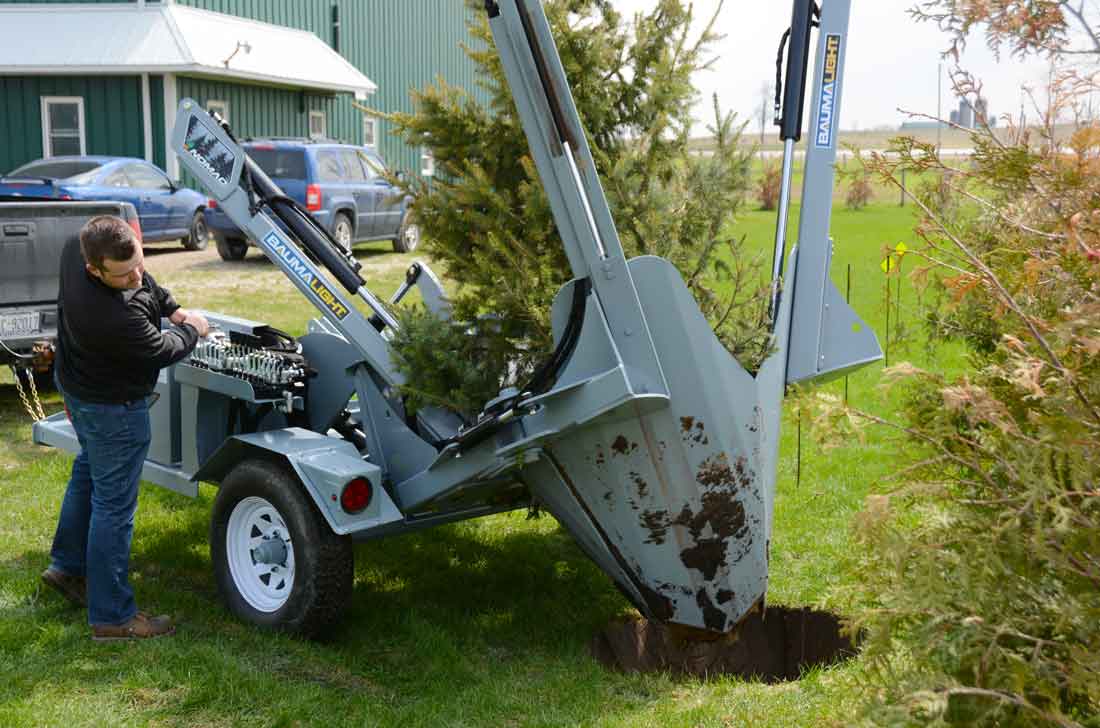 Bêche à arbre Baumalight sur remorque plantant un arbre