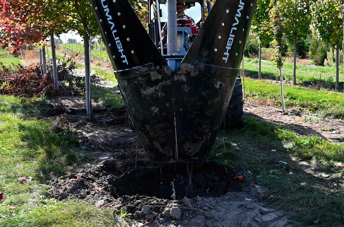 Bêche d'arbre DR444 en action de bêche